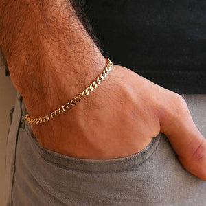 Gold chain bracelet with a measurement label on a white background